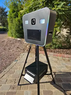 La borne Funny Selfie complète et son imprimante, installées sur une terrasse