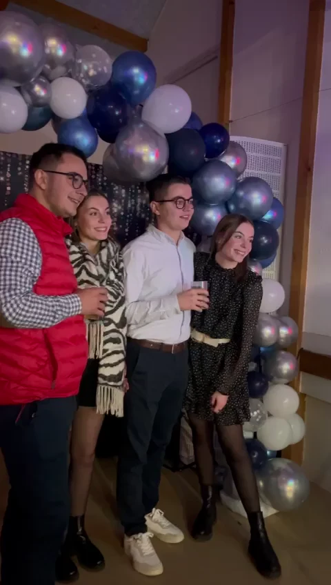 Quatre invités réunis devant la borne lors d’une soirée, image extraite de notre vidéo
